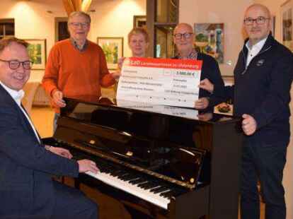 Spenden&uuml;bergabe f&uuml;r das neue Klavier in der Wasserm&uuml;hle (von links): Frank Naber, Franz Kr&ouml;ger, Sabine Winnat, Heiner Dr&ouml;ge und Ludger Hespe.