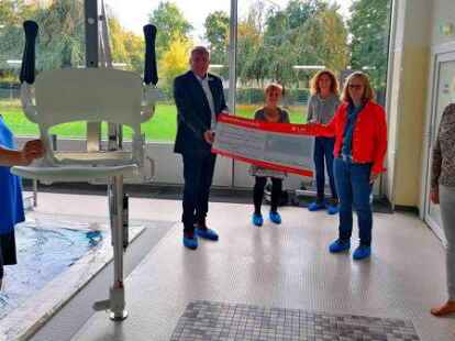 Wie schon vor zwei Jahren darf sich der Elsflether F&ouml;rderverein Schwimmbad wieder &uuml;ber Spenden freuen. Von links: Bademeister J&ouml;rg Brauer, Andreas Vollert, B&auml;rbel Logemann, Grit G&auml;rtig, Marita Damm und B&uuml;rgermeisterin Brigitte Fuchs. (Archivbild)