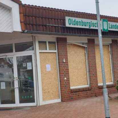 Die OLB-Filiale an der Augustfehner M&uuml;hlenstra&szlig;e: Die verschlossenen Fenster- und T&uuml;rfl&auml;chen erinnern an die Sprengung vom 17. Januar. Die Filiale wird nicht wieder er&ouml;ffnet.