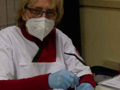 Die Medizinisch-Technische Assistentin Monika Bolte zieht bei der Impfaktion  in der Hengsthalle eine Spritze mit Moderna auf.