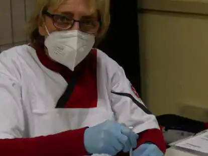 Die Medizinisch-Technische Assistentin Monika Bolte zieht bei der Impfaktion  in der Hengsthalle eine Spritze mit Moderna auf.