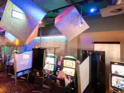Gef&auml;hrliche Faszination Spielautomaten: Zutritt gibt es in nieders&auml;chsischen Spielhallen jetzt erst ab 21 Jahren. Auch ein Rauchverbot wurde eingef&uuml;hrt.