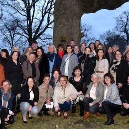 Die Absolventinnen und Absolventen mit ihren Klassenlehrerinnen Karina Wilkens (2.v.l.) und Tanja Bruns (2.v.r.).