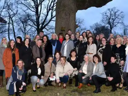 Die Absolventinnen und Absolventen mit ihren Klassenlehrerinnen Karina Wilkens (2.v.l.) und Tanja Bruns (2.v.r.).
