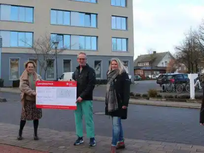 Scheck&uuml;bergabe mit (von links) Carsten und Esther Enneking, Peter Seelhorst (Leiter Intensivstation Krankenhaus St. Elisabeth Damme), Katja Mencke (Leiterin der Intensivstationen St.-Marienhospital Vechta und St.-Franziskus-Hospital Lohne) sowie Rolf Droste (Weihnachtsbaumkulturen Belm/Vehrte).