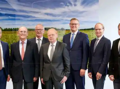 Wollen &bdquo;gemeinsam St&auml;rken st&auml;rken&ldquo; (v.l.): Friedhelm Sander (GS agri eG), Paul Wendeln (stellvertretend f&uuml;r die Gesellschafterfamilie Wendeln), Engelbert Kl&ouml;vekorn (GS agri eG), Peter Fleming (Fleming + Wendeln), Cord Schiplage (GS agri eG), Alexander Fleming und J&uuml;rgen Fleming (Fleming + Wendeln).