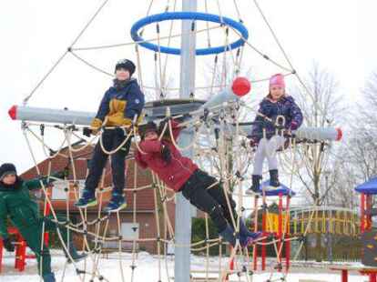 Der Spielplatz Alsterstra&szlig;e wurde im vergangenen Winter neu konzipiert und mit neuen Ger&auml;ten ausgestattet. Fast fertig ist nun auch der Platz in der Heinrich-L&uuml;bke-Stra&szlig;e. Im Fr&uuml;hjahr geht&rsquo;s mit dem Spielplatz &bdquo;Hasenweide&ldquo; weiter.