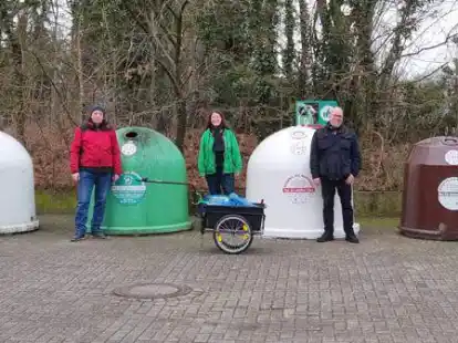 Sie haben Aufkleber entfernt und M&uuml;ll gesammelt (von links): Bastian Lahrmann, Heiner Bilger, Heidi Schilberg, Michael Sch&auml;fer und Maja Schilberg (nicht im Bild: Julia Mosgalik).