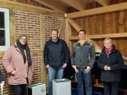Philip Klaassens (rechts) informierte &uuml;ber L&uuml;ftungsanlagen: (von links) Ditte H&ouml;fel, Beate Wilke, Markus Knoop, Sascha Henning, Anke Spille.