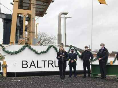 Taufe auf der Schiffswerft Diedrich in Oldersum: Die Baltrum-Linie feierte mit Ehreng&auml;sten, Mitarbeitern und Mitstreitern die Fertigstellung des Frachtschiffs.