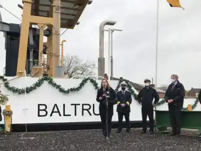 Taufe auf der Schiffswerft Diedrich in Oldersum: Die Baltrum-Linie feierte mit Ehreng&auml;sten, Mitarbeitern und Mitstreitern die Fertigstellung des Frachtschiffs.