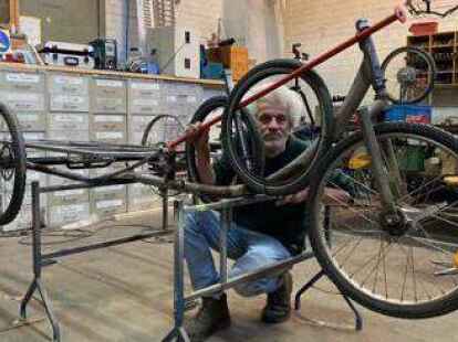 Noch im Rohbau: Michael Olsen baut ein ausgedientes Dreirad der Post zum Hochzeitsrad um.