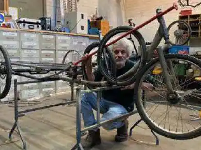 Noch im Rohbau: Michael Olsen baut ein ausgedientes Dreirad der Post zum Hochzeitsrad um.