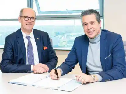 Bernd Meerpohl (links) und Michel La Crois bei der Vertragsunterzeichnung