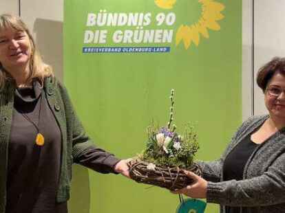 Beg&uuml;m Langefeld (rechts) kandidiert f&uuml;r die Gr&uuml;nen im Wahlkreis 66 (Cloppenburg-Nord). Kreisgesch&auml;ftsf&uuml;hrerin Birte Wachtendorf gratulierte zur Nominierung.