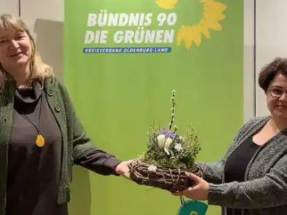 Beg&uuml;m Langefeld (rechts) kandidiert f&uuml;r die Gr&uuml;nen im Wahlkreis 66 (Cloppenburg-Nord). Kreisgesch&auml;ftsf&uuml;hrerin Birte Wachtendorf gratulierte zur Nominierung.