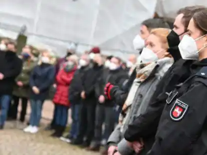 Nachdem in Rheinland-Pfalz zwei junge Polizeibeamte w&auml;hrend der Arbeit get&ouml;tet wurden, hat die Polizei Oldenburg am Freitag eine Schweigeminute abgehalten.