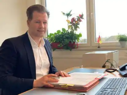 An seinem Schreibtisch im Rathaus: Henning Dierks ist seit fast 100 Tagen B&uuml;rgermeister von Bad Zwischenahn. Dabei hat er unterschiedliche Erfahrungen gemacht.