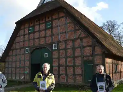 Pr&auml;sentierten vor dem Hoffmann-Hof das Jahrbuch 2021 der Oldenburgischen Gesellschaft f&uuml;r Familienkunde (von links): OG-Schriftleiterin Tanja Bals, Autor Dr. Gerd Hoffmann und der kommissarische Leiter des Museumsdorfs, Dr. Michael Schimek.