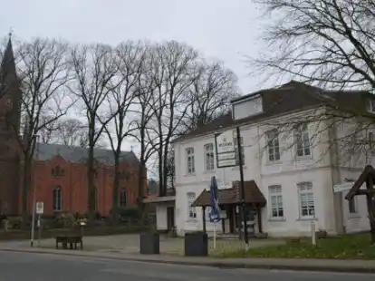 Neben der St.-Nicolai-Kirche steht das Huus an&rsquo;n Siel.