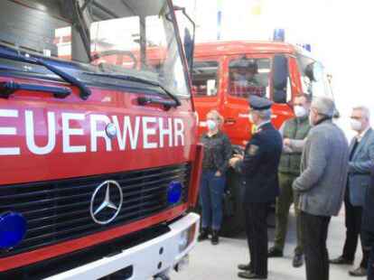Sande investiert weiter in die Ausstattung seiner Feuerwehren: Aktuell steht f&uuml;r Sande die Nachr&uuml;stung der Rolltore auf Automatikbetrieb, die Anschaffung neuer Einsatzkleidung und Atemschutzausr&uuml;stung und als teuerster Posten die Ersatzbeschaffung f&uuml;r ein Einsatzfahrzeug an. Der Fachausschuss informierte und beriet sich dazu vor Ort.