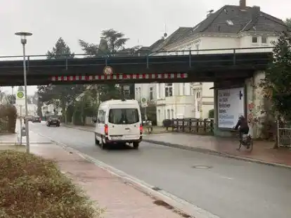 Wichtige Verbindung f&uuml;r Autos, Radfahrer und Fu&szlig;g&auml;nger: Die Auguststra&szlig;e wird im Bereich der Bahnbr&uuml;cke drei Wochen gesperrt.