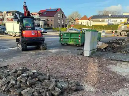 Um auf dem Jahnplatz mehr Stellfl&auml;che f&uuml;r den Wochenmarkt zu schaffen, hat die Stadt Nordenham dort Betonk&uuml;bel und B&auml;ume entfernen lassen.