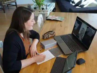 Statt Hausbesuche zu machen, schreibt diese Zeugin Jehovas Briefe an Mitmenschen ihrer Umgebung.