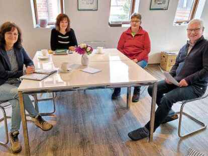 Heinz Buss, Gesch&auml;ftsf&uuml;hrer des Vereins Gesundheit und Selbsthilfe, sowie die Mitarbeiterinnen Angelika Osterkamp und Andrea Pohlenga begr&uuml;&szlig;ten Cordula Franke (v. r.) als neue Leiterin der Selbsthilfekontaktstelle