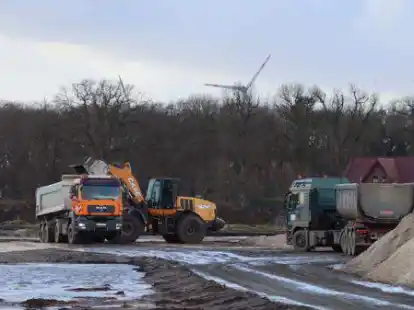 Die Arbeiten am neuen Regenr&uuml;ckhaltebecken an der Fladderburger Stra&szlig;e in B&ouml;sel sind in vollem Gange. Im M&auml;rz soll es fertig sein.