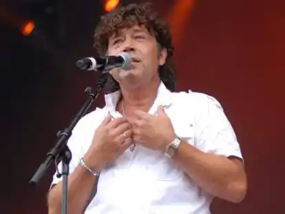 Bernhard Althoff alias Dennie Christian auf der B&uuml;hne: Aktuell freut er sich auf zw&ouml;lf Konzerte, die f&uuml;r 2022 terminiert sind &ndash; wenn die Pandemie keinen Strich durch die Rechnung macht.