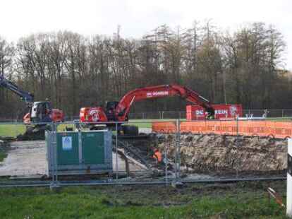 Bei Kreyenbrok wurde das Erdkabel der 380kV-Leitung Wilhelmshaven-Conneforde bei Glasfaserverlegearbeiten versehentlich angebohrt. Das Kabel muss nun freigelegt und ersetzt werden.