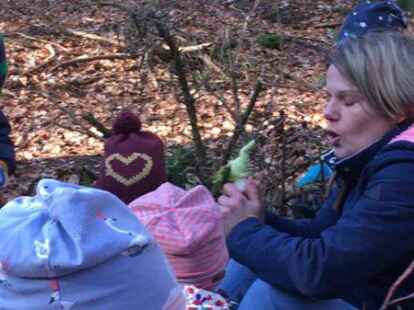 Macht Wald f&uuml;r Kinder in ihrem &bdquo;ButscherWerk&ldquo; in Winkelsett erlebbar: Bauernhofp&auml;dagogin Insa Isern.
