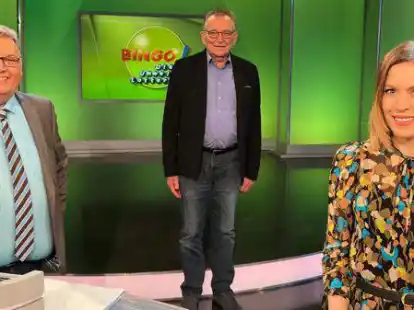 Der 80-j&auml;hrige Reinhard Friebe aus Achternmeer (Mitte) nahm am Sonntag als Studio-Kandidat an der TV-Bingo-Show mit den Moderatoren Michael Th&uuml;rnau und Jule G&ouml;lsdorf teil.