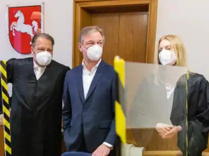 Muss sich vor dem Landgericht verantworten: Der ehemalige EWE-Vorstandschef Matthias Br&uuml;ckmann (Mitte) mit seinem Anwaltsteam.