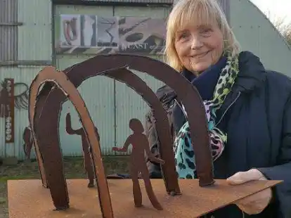 Renate Ruck mit ihrem Entwurf zum Werk &bdquo;Begegnungen&ldquo; vor ihrer Halle in Harbern.