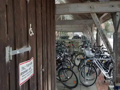 Das Behinderten-WC, das sich an der Nordseite des Bahnhofs in einem Holzverschlag befindet, soll zur &ouml;ffentlichen Toilette umgebaut werden.