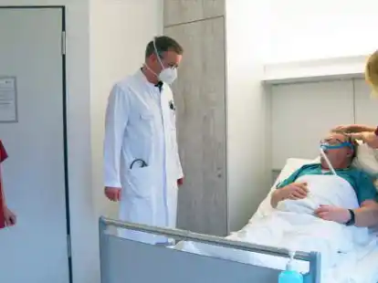 Sabine Matthiesen und Dr. J&ouml;rg Schmalenbach versorgen gemeinsam mit Susanne Jung (rechts) den Patienten.