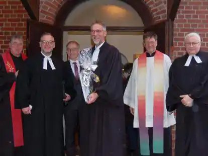 Nach der festlichen Einf&uuml;hrung in das Pfarramt (von links): Pastor Michael Hillmann (Vakanzverwaltung), Kreispfarrer Christian Scheuer, Pastor Christoph Ernst (Generalsekret&auml;r Deutsche Seemannsmission), Inselpastor Jan Janssen, Pastor Egbert Schlotmann (katholische Kirche St. Willehad Wangerooge) sowie Pastor Dr. Klaus Lemke-Paetznick (Kirche und Tourismus).