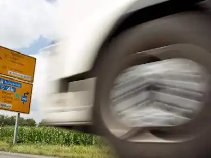 Schwerlastverkehr f&auml;hrt in Hasel&uuml;nne (Landkreis Emsland) &uuml;ber die Europastra&szlig;e 233. Die E 233 zwischen Meppen und Cloppenburg geh&ouml;rt zu den &uuml;berdurchschnittlich stark befahrenen Stra&szlig;en in Niedersachsen.