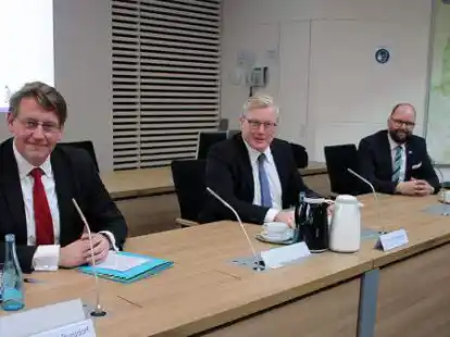 Landrat Marc-Andr&eacute; Burgdorf (Landkreis Emsland, v.l.), Minister Bernd Althusmann und Landrat Johann Wimberg (Landkreis Cloppenburg) informierten &uuml;ber den Planungsstand zum Ausbau der  E 233.