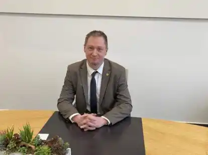 Sascha Stolorz auf seinem Platz im Ratssaal der Fl&auml;chengemeinde Ovelg&ouml;nne.  Im Interview mit unserer Redaktion zieht er Bilanz und blickt voraus.