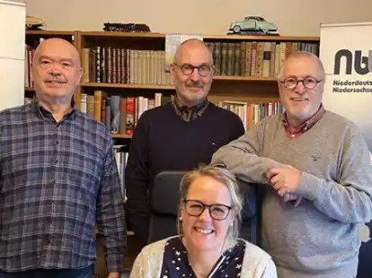 Horst Hinrichs (v.l) wurde von Pr&auml;sident Arnold Preu&szlig; zum Ehrenmitglied des Niederdeutschen B&uuml;hnenbundes ernannt: Ellen Evers &uuml;bernimmt sein Amt als Schatzmeister. Dar&uuml;ber freut sich auch, Herwig Dust, Leiter der Gesch&auml;ftsstelle.