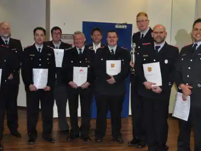 Maxim Erstein (rechts) wurde an diesem Abend zum stellvertretenden Gemeindebrandmeister ernannt.