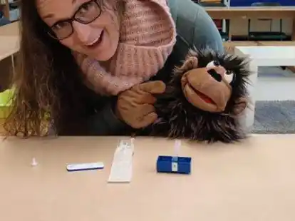 In einem kindgerechten Youtube-Video erkl&auml;rt Affe Alfred zusammen mit Lehrerin Claudia von Stockum den Kleinsten, wie sie einen Coronatest machen k&ouml;nnen. Dreij&auml;hrige Testkinder haben das Video bereits f&uuml;r gut befunden, sich am&uuml;siert und die Coronatests selbst problemlos gemeistert.