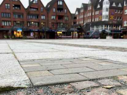 An einigen Stellen auf dem Marktplatz hat der Bauhof die Granitplatten entfernt und Betonpflastersteine zur Ausbesserung eingesetzt.