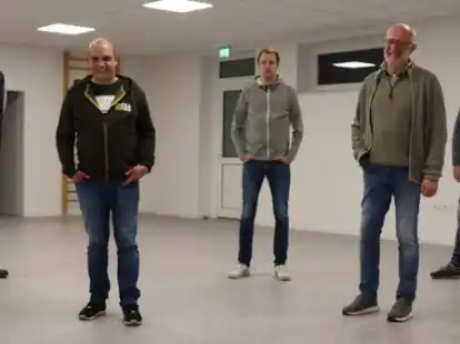 Auf dem Platz spielen ihre Vereine gegeneinander, in der Jugendarbeit wollen sie an einem Strang ziehen (von links): Johannes Hardenberg, Vorsitzender des SV Altenoythe, sein Stellvertreter Marcel L&uuml;bbers-Siemer, Tobias Millhahn, Schriftf&uuml;hrer des SV Hansa Friesoythe, Dr. Herbert Kellermann, Vorsitzender des SV Hansa und Raimund Oltmann, 3. Vorsitzender SV Altenoythe.