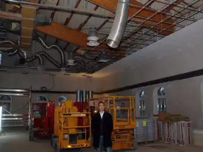 Der Infrastrukturausschuss des Rates besichtigte die Markthalle Rodenkirchen; Architekt Thomas Schramm (Mitte) erl&auml;uterte den Stand der Sanierung.