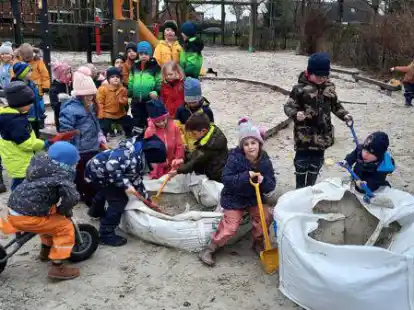 Die Kinder im Spielkreis Moorhusen beim Entleeren der S&auml;cke.