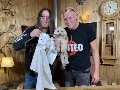 Mazze Schoon (rechts) und Andreas Sch&uuml;tte machen mit in der RTL-Sendung &bdquo;Ich klick das hin! Die Tutorial Tester&ldquo;. Auch Hund Toni mischt mit.